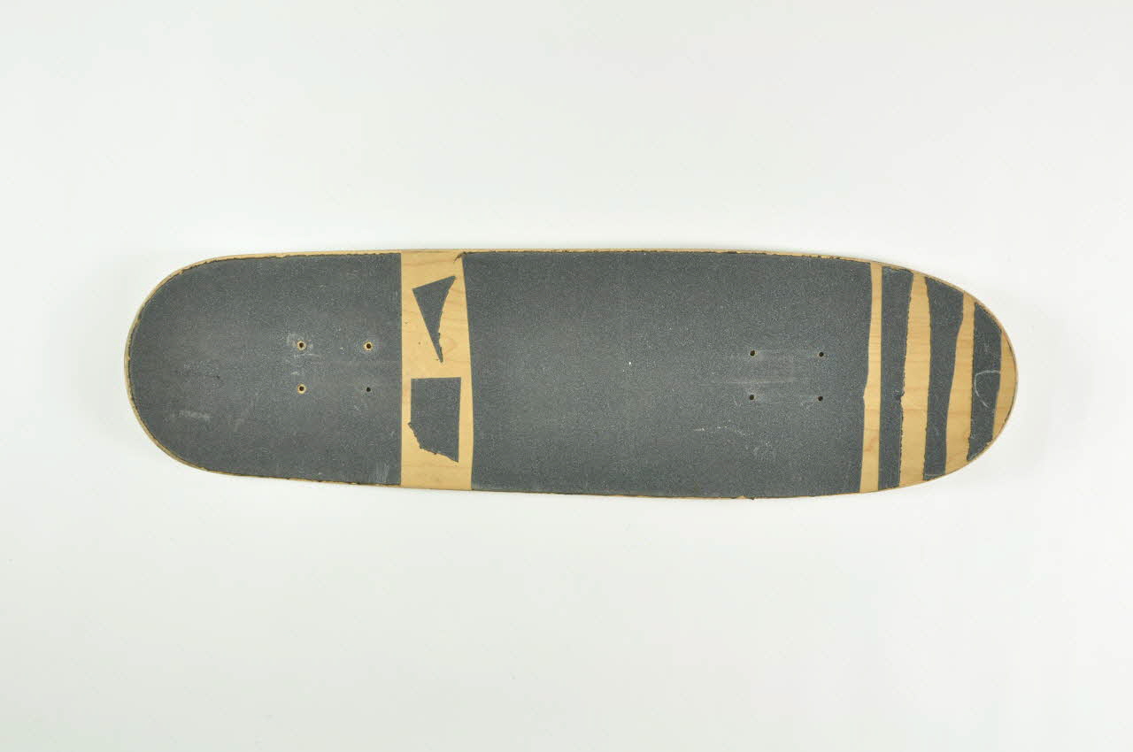 Real Skateboards planche de skateboard Pro model "Tommy Guerrero", série Costume Slick 2/4 Californie, Etats-Unis 1992-1995 2002.45.6 Photo Mucem