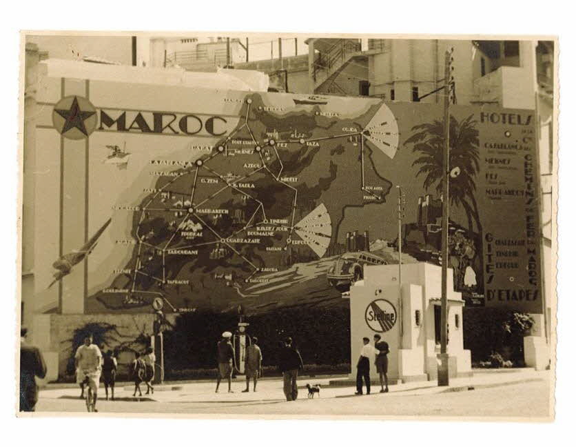 Théophile-Jean Delaye tirage photographique Une station-service au Maroc avec la représentation de la carte touristique de Delaye, 1939 Maroc 1939 2019.7.2 Photo Mucem