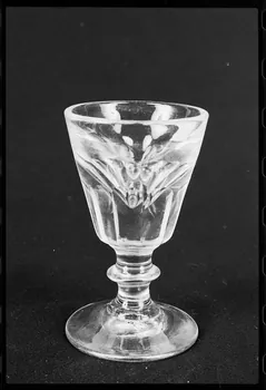Marc Beaudenom photographie Verre à quina trompeur France 1978 Ph.1978.1.1139 Photo