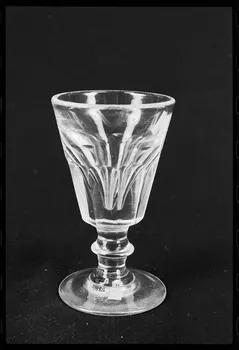 Marc Beaudenom photographie Verre à quina trompeur France 1978 Ph.1978.1.1145 Photo