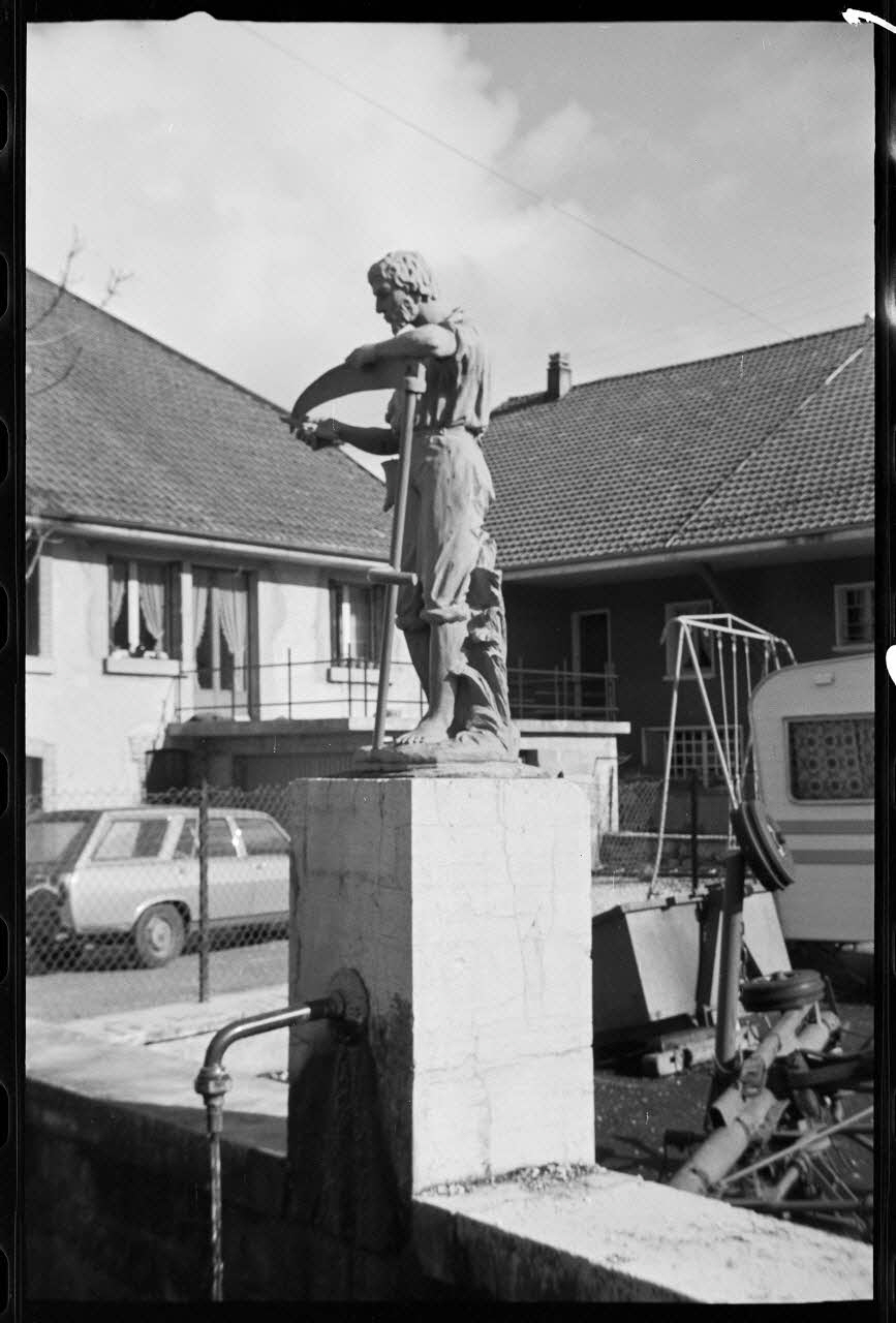 photographie Fontaine représentant un faucheur aux "Faucheurs Savoyards" Ph.1978.13.1 Photo