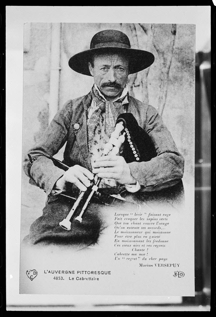 photographie Carte postale. Joueur de cabrette et chanson Ph.1978.30.2 Photo