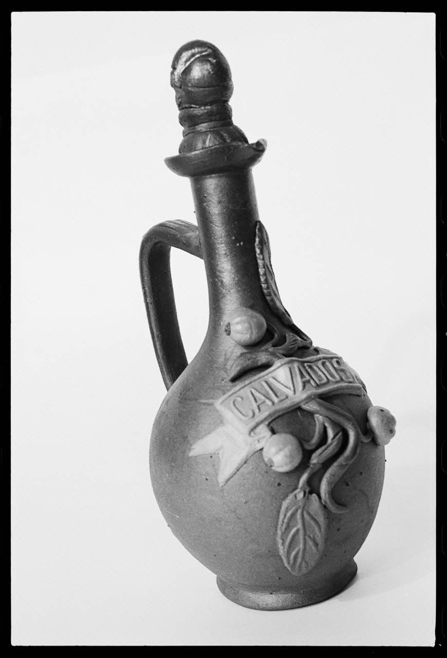 photographie Bouteille de Calvados avec un décor de fruit Ph.1978.32.10 Photo