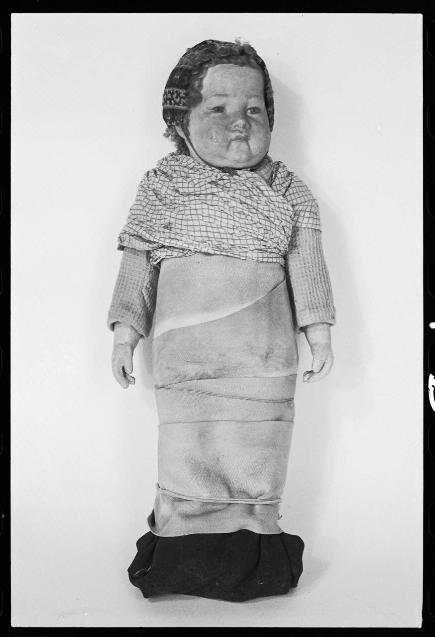 photographie Poupée en costume de bébé emmailloté Ph.1978.32.24 Photo