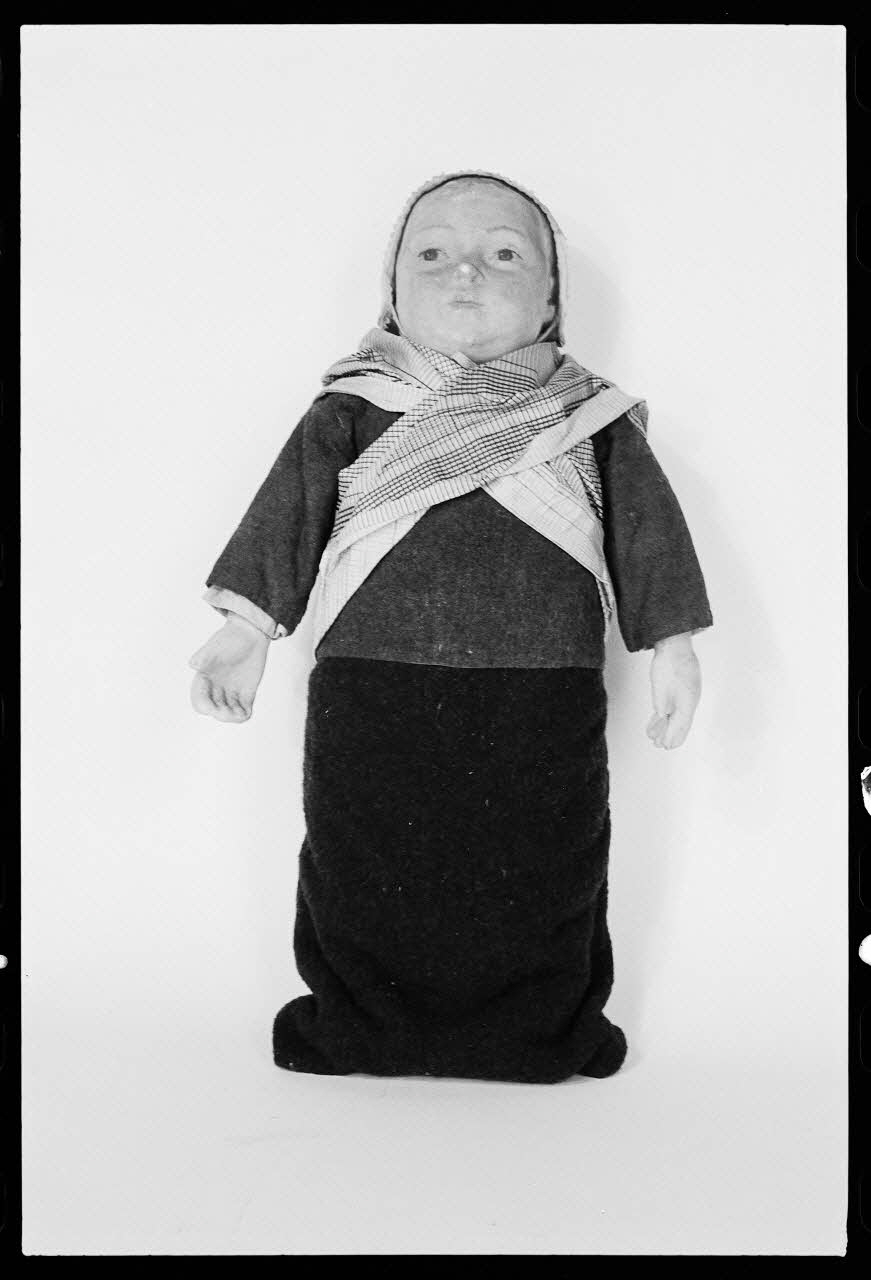 photographie Poupée en costume de bébé emmailloté Ph.1978.32.25 Photo