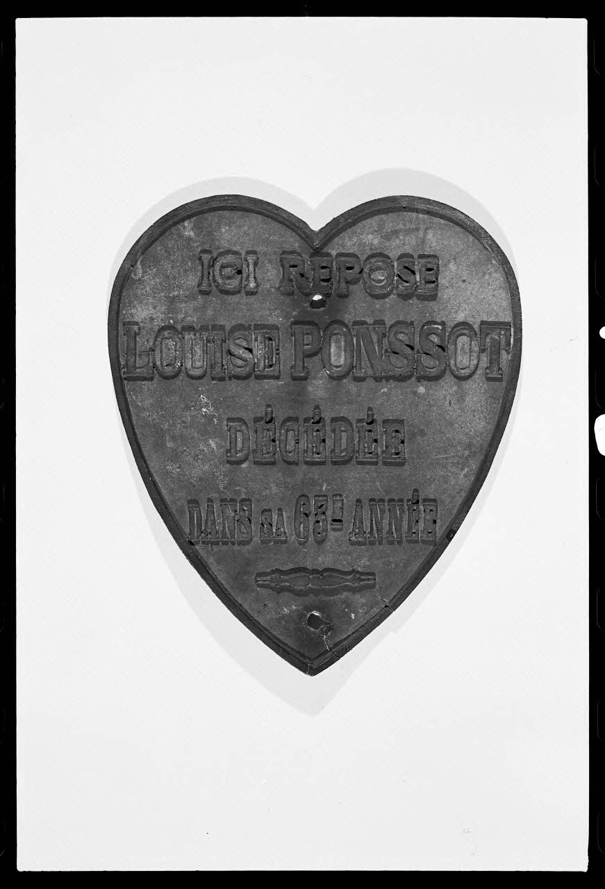 photographie Plaque mortuaire avec un décor de cœur. Numéro 486 du catalogue Ph.1978.32.51 Photo
