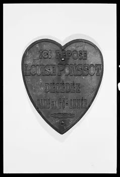 photographie Plaque mortuaire avec un décor de cœur. Numéro 486 du catalogue Ph.1978.32.51 Photo