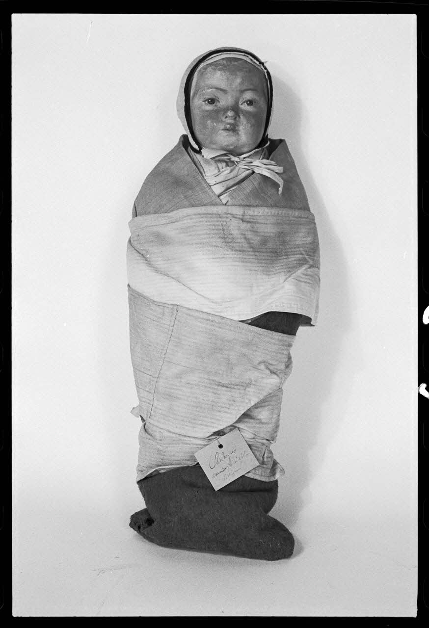 photographie Poupée de bébé emmailloté. Numéro 164 du catalogue Ph.1978.32.68 Photo