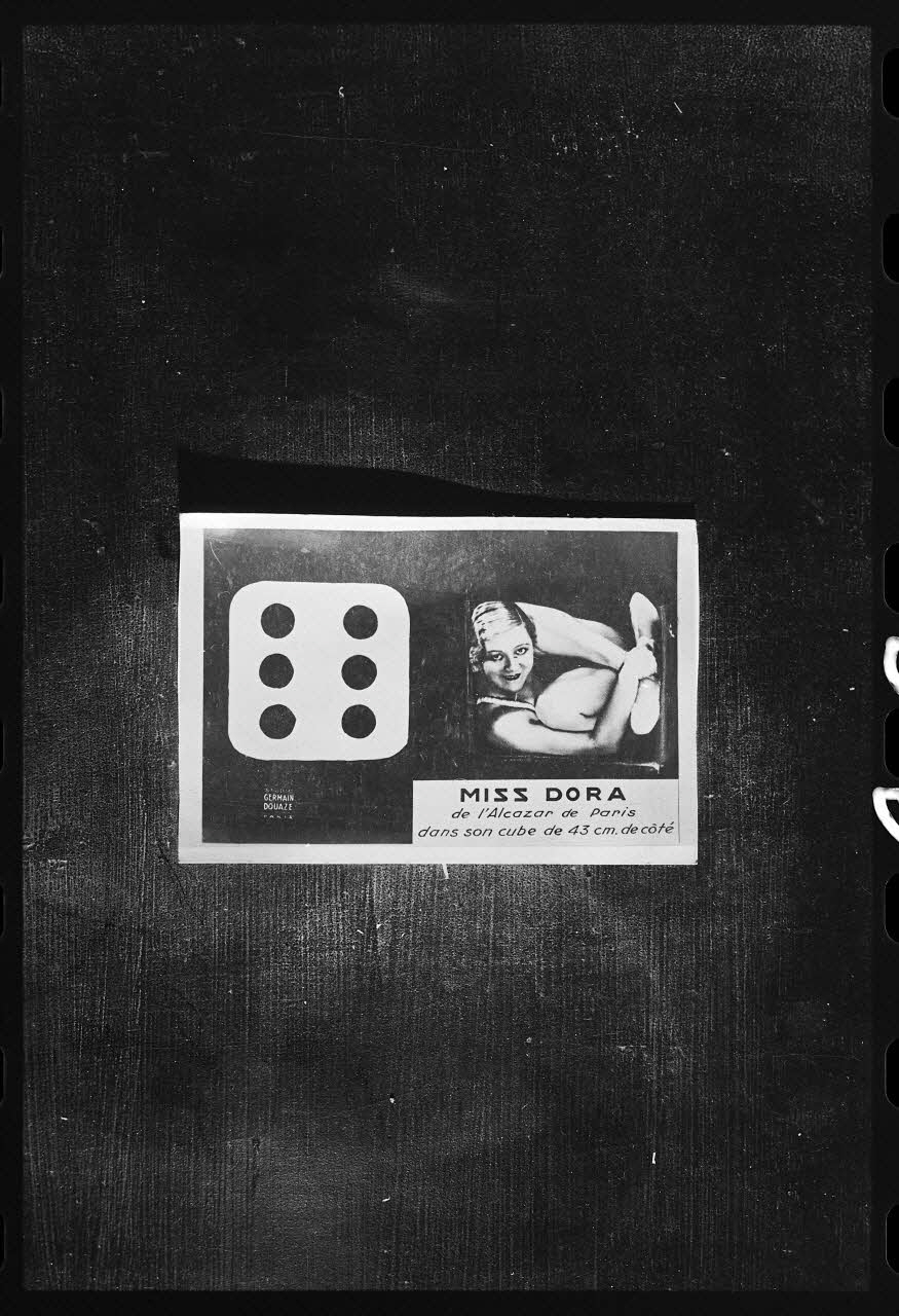 photographie Affiche du cube de Miss Dora, contorsionniste. Photographie fixée à l'intérieur du cube Ph.1978.32.69 Photo