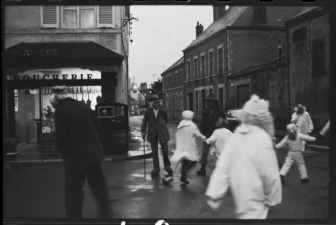 photographie Carnaval de la mi-carême. Des hommes en costumes dansent Ph.1978.35.10 Photo
