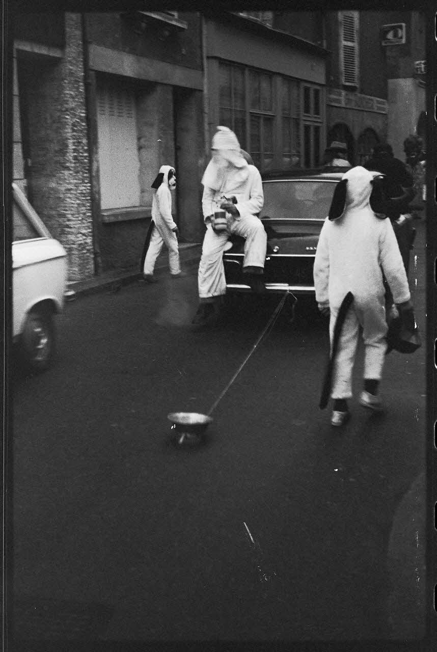 photographie Carnaval de la mi-carême. Des hommes en costumes montent sur les voitures Ph.1978.35.11 Photo