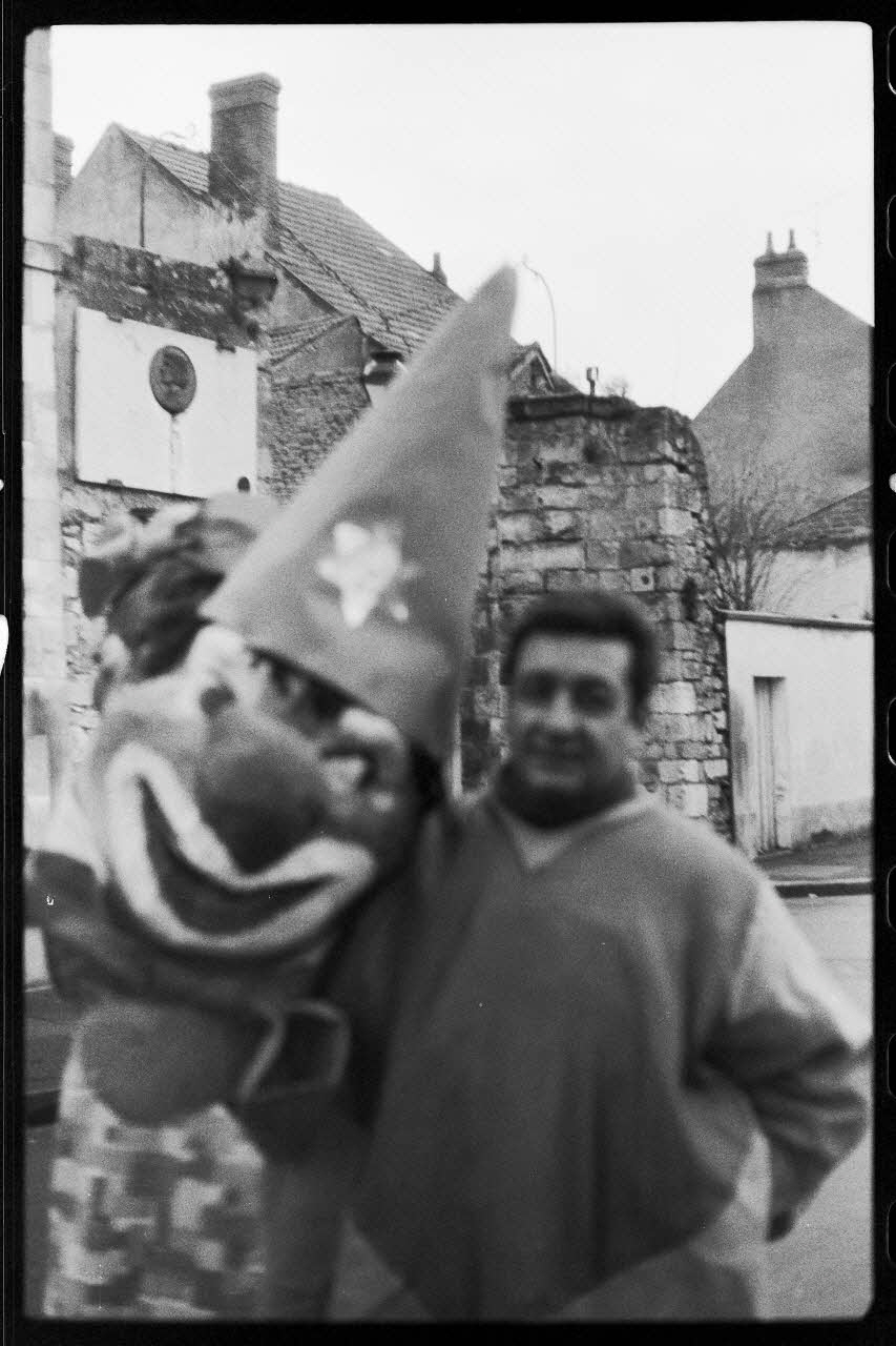 photographie Carnaval de la mi-carême. Monsieur Halpart avec son masque de clown sous le bras Ph.1978.35.17 Photo