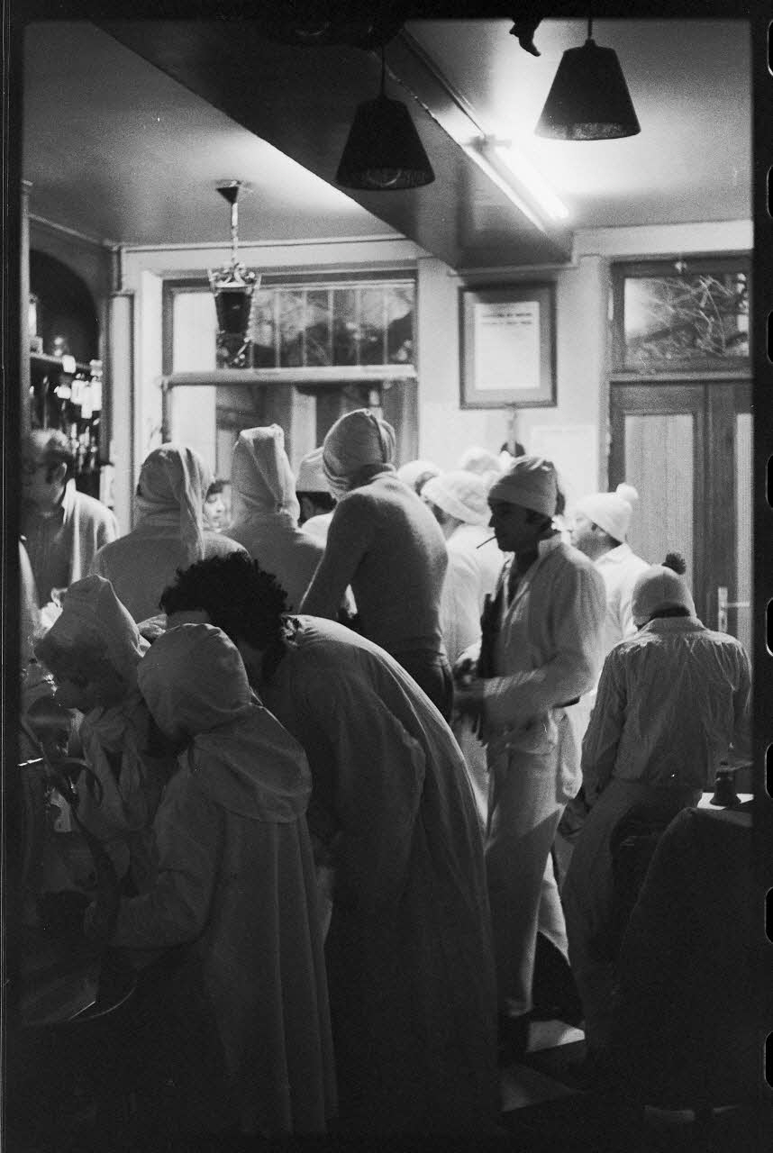 photographie Carnaval de la mi-carême. Musiciens et personnes en costumes à l'hôtel Ph.1978.35.20 Photo
