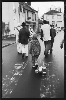 photographie Enfant traînant des boites de conserve lors du carnaval et de la mi-carême Ph.1978.35.22 Photo