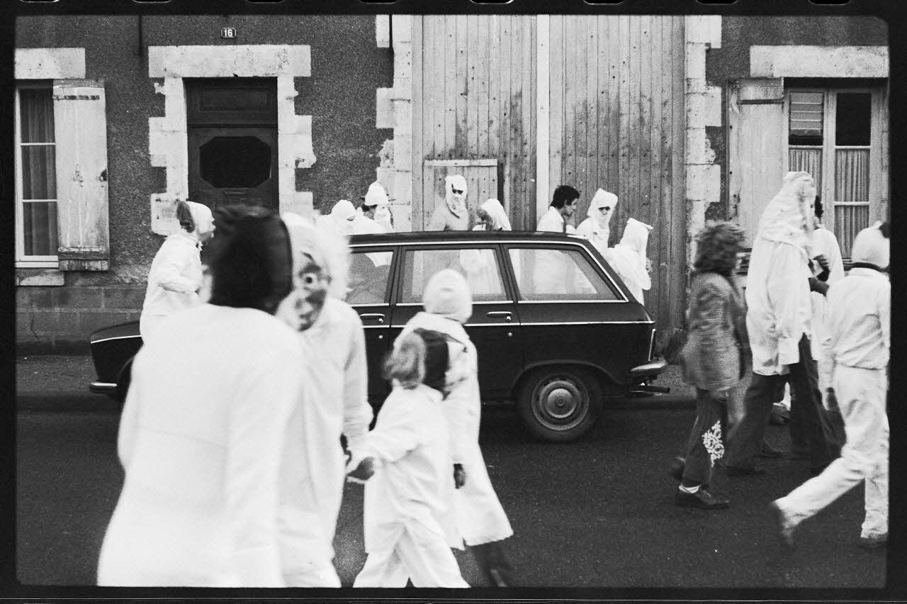 photographie Carnaval de la mi-carême. Personne déguisée dans la rue Ph.1978.35.23 Photo