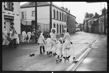 photographie Carnaval de la mi-carême. Personnes en costumes trainant des boites de conserve Ph.1978.35.24 Photo