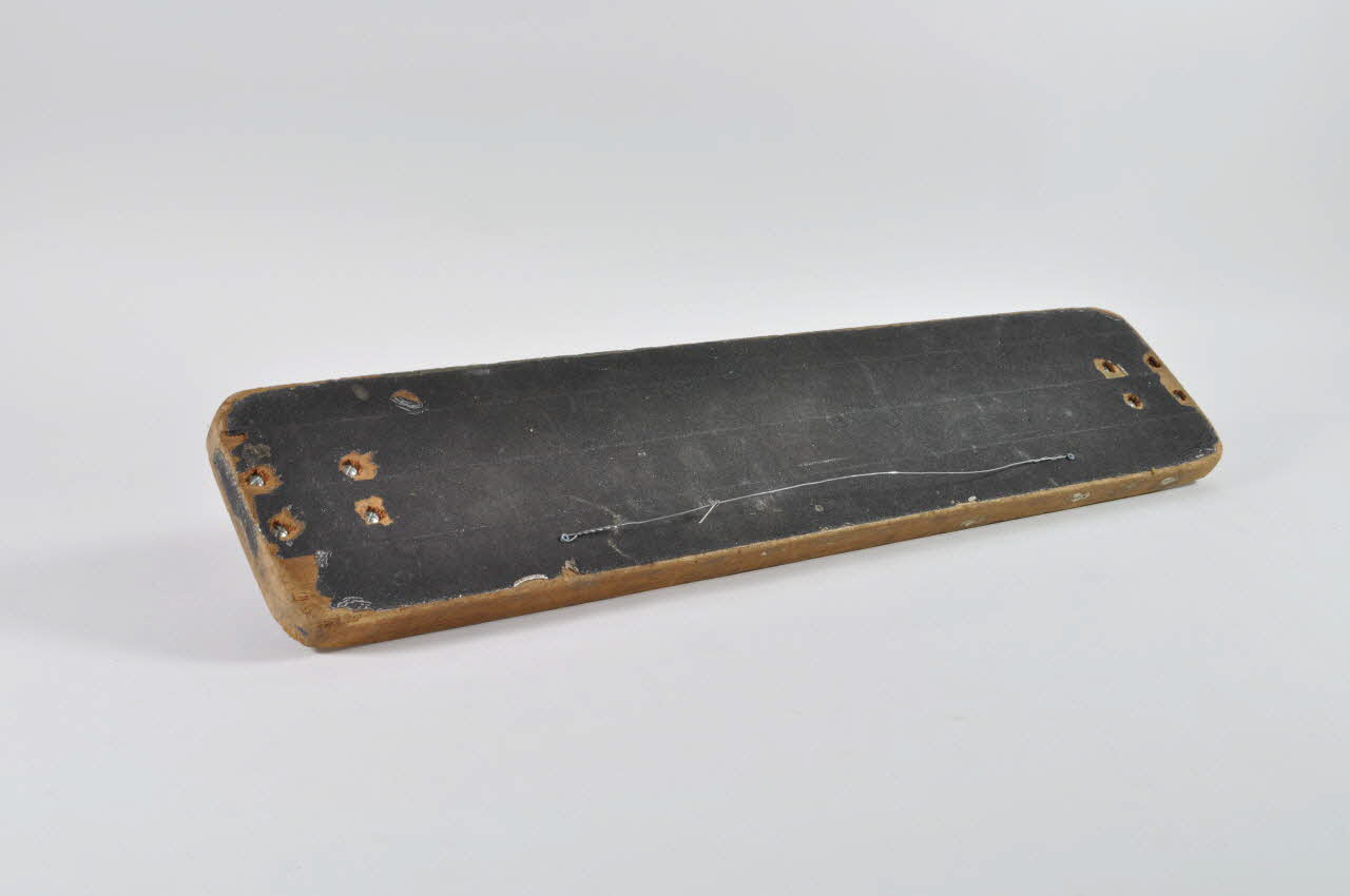 Gilles Lazennec planche de skateboard L'usage de planches à roulettes est interdit dans l'enceinte du métro et du RER Ile-de-France, France 1976-1981 2002.48.7 Photo Mucem