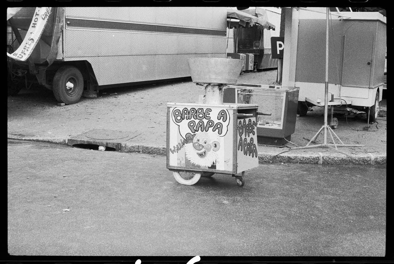 photographie Voiture de marchand de barbe à papa lors du carnaval et de la mi-carême Ph.1978.40.16 Photo