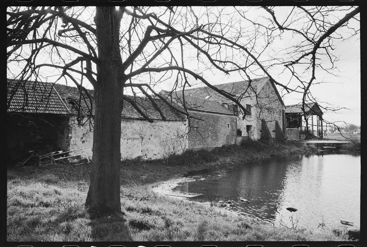 photographie Bâtiments annexes et mare privée chez Monsieur Serge Castre Ph.1978.5.28 Photo