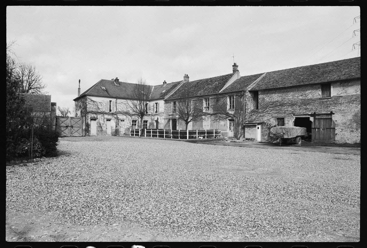 photographie Cour fermée de l'exploitation de Monsieur Serge Castre Ph.1978.5.33 Photo
