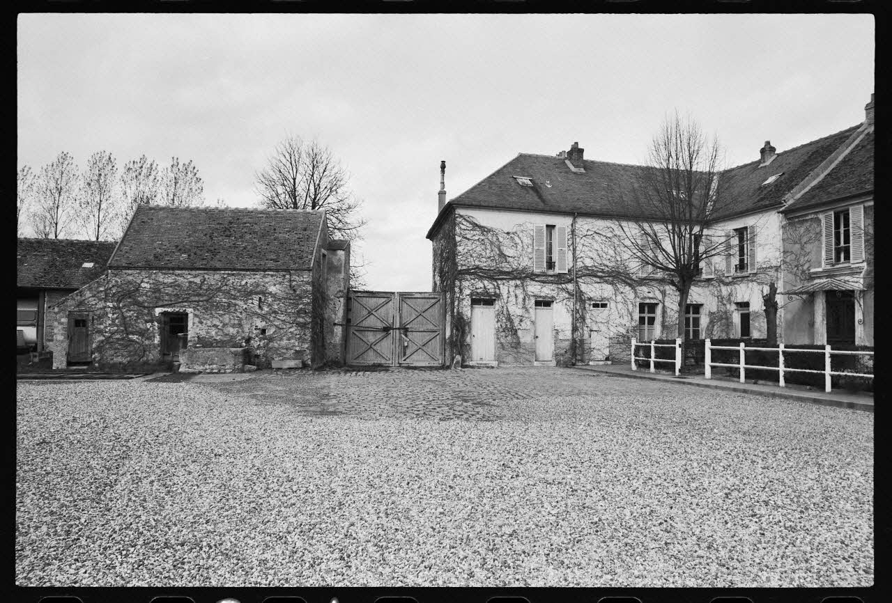 photographie Cour fermée de l'exploitation de Monsieur Serge Castre Ph.1978.5.34 Photo