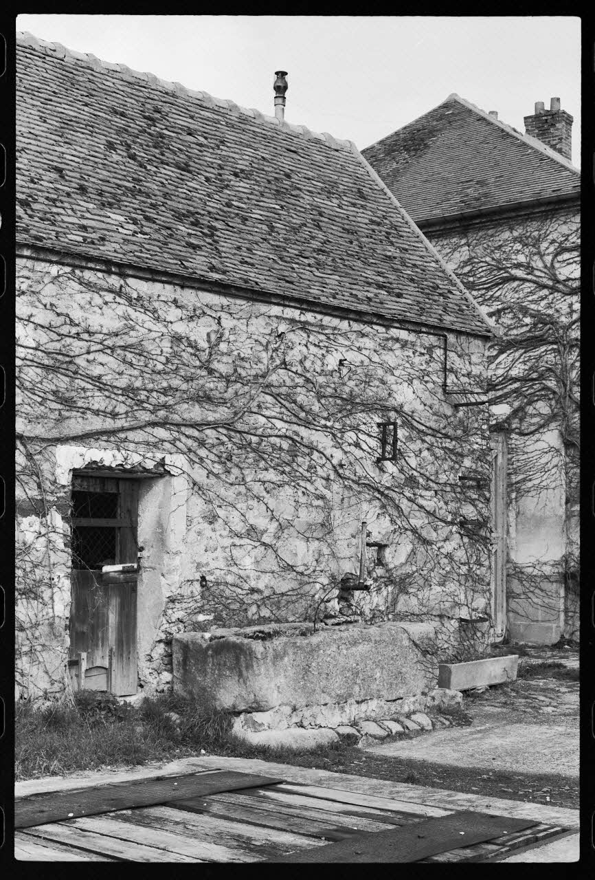 photographie Abreuvoir et bascule du hangar chez Monsieur Serge Castre Ph.1978.5.38 Photo