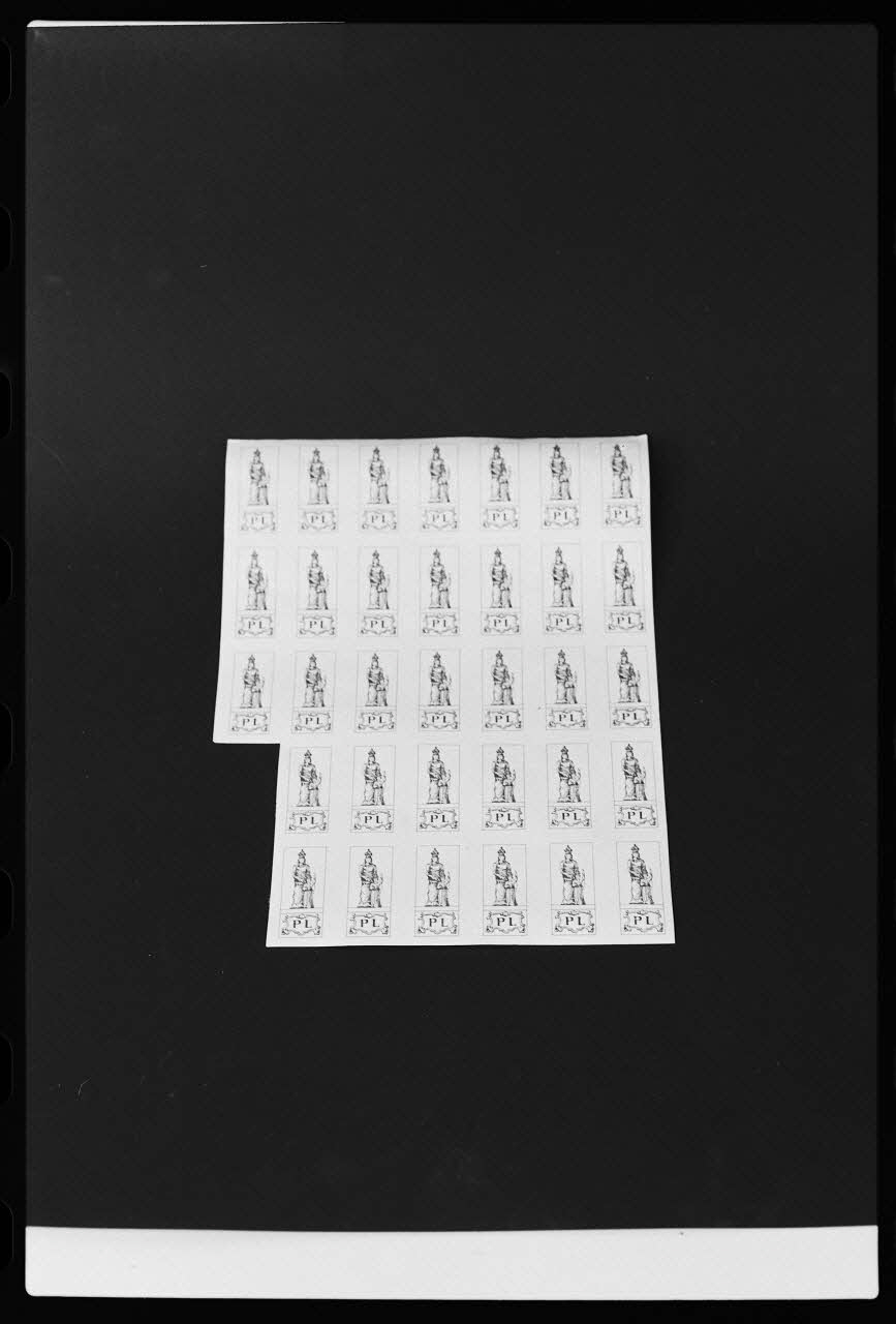 photographie Vignette à coller à la base des cierges, représentant sainte Anne. 20è siècle Ph.1978.59.110 Photo