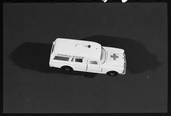 photographie Ex-voto. Jouet à trainer en matière synthétique. Ambulance. Deuxième moitié du 20è siècle Ph.1978.59.62  Photo