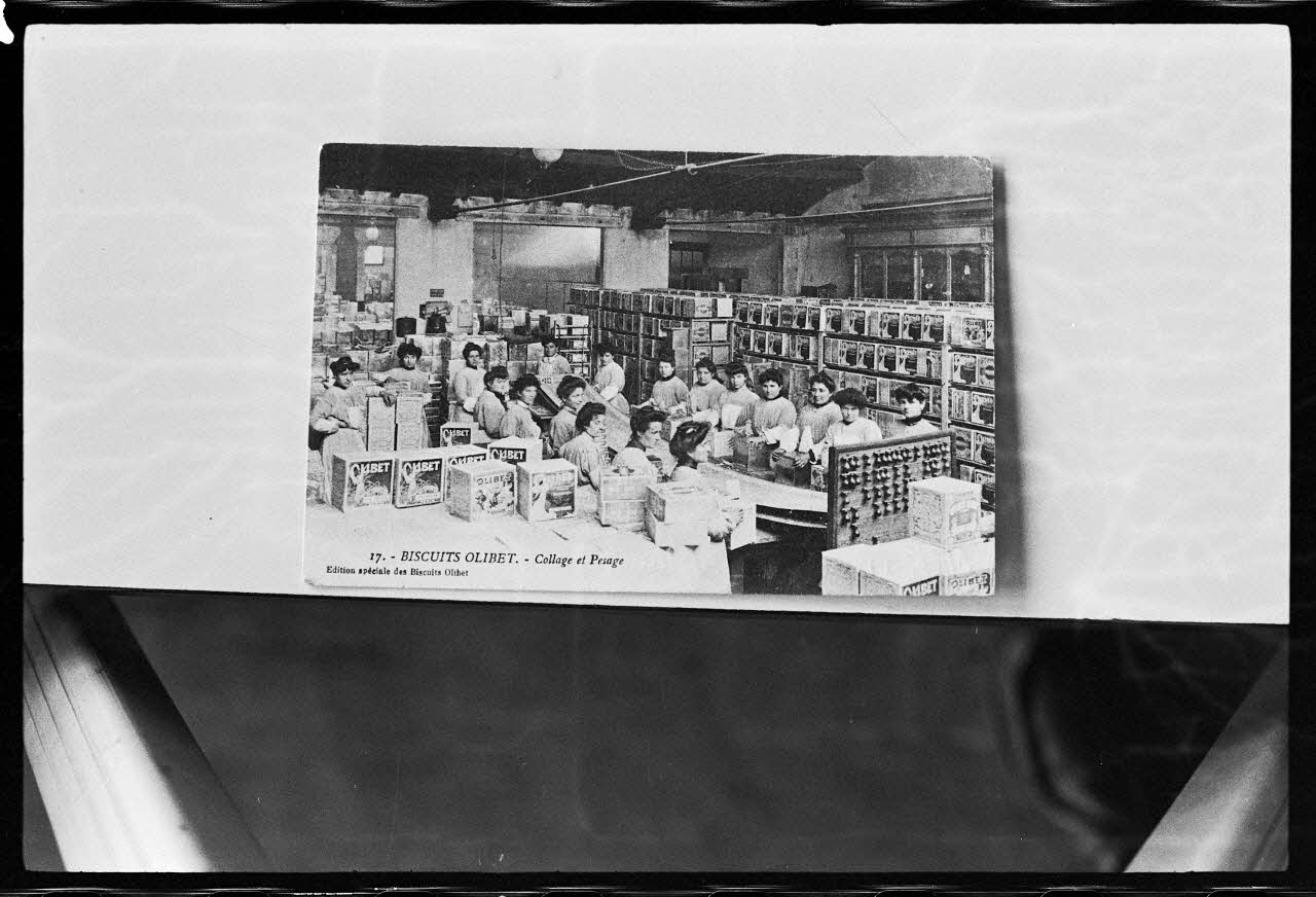 photographie Carte postale. Atelier d'une biscuiterie. Collage et pesage des biscuit Olibet. Début du 19è siècle Ph.1978.7.10  Photo