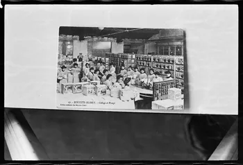 photographie Carte postale. Atelier d'une biscuiterie. Collage et pesage des biscuit Olibet. Début du 19è siècle Ph.1978.7.10 Photo