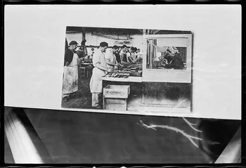 photographie Carte postale. Atelier de conservation du poisson. Fonçage et mise en place du couvercle de la boîte de sardines Ph.1978.7.12 Photo