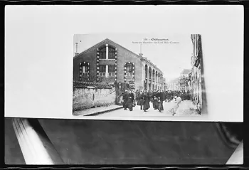 photographie Carte postale. Chemiserie. Sortie des ouvrières des 100 000 chemises Ph.1978.7.2 Photo