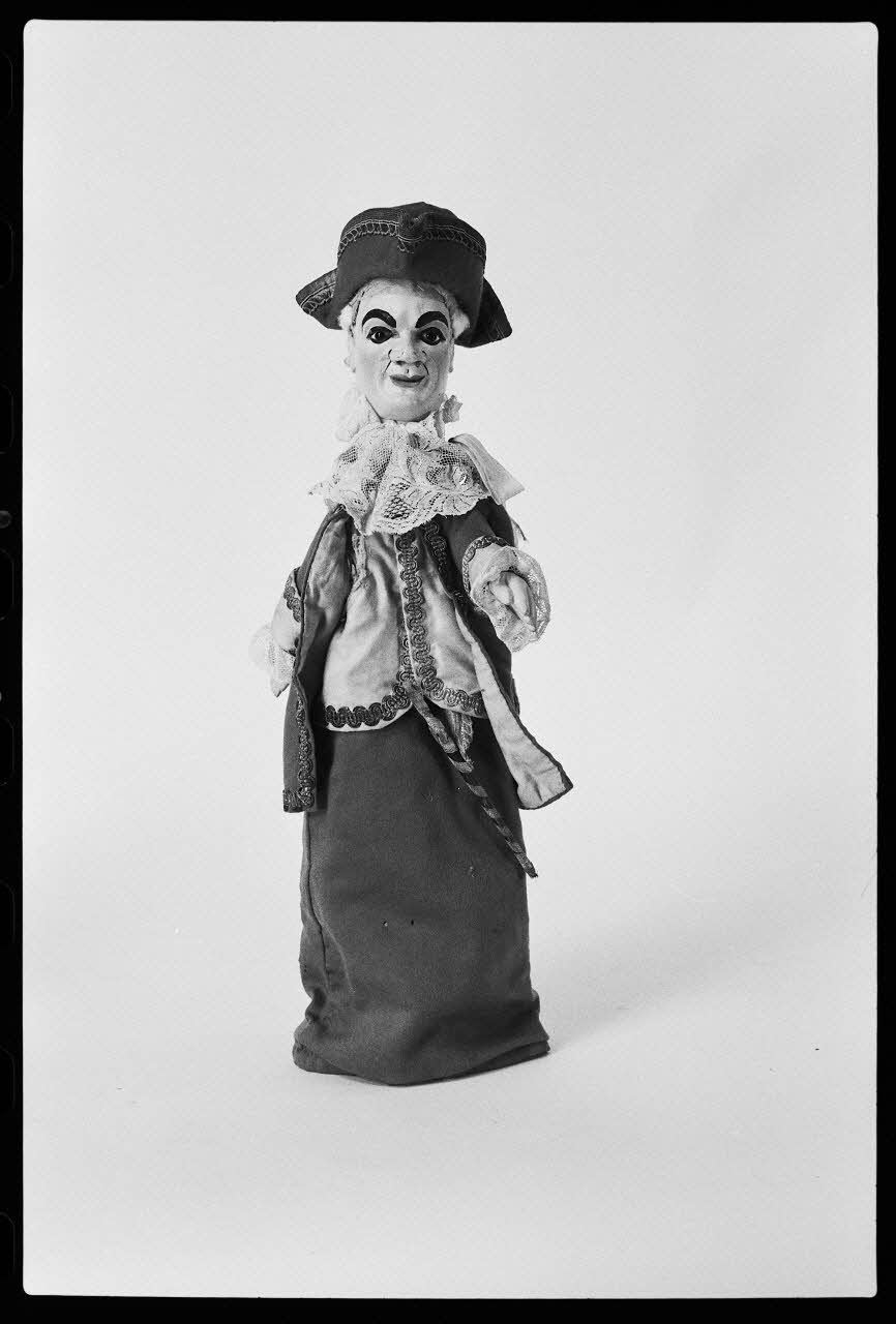 photographie "Guignol" en marquis. Marionnette à gaine datée du 19è siècle Ph.1979.1.1710 Photo