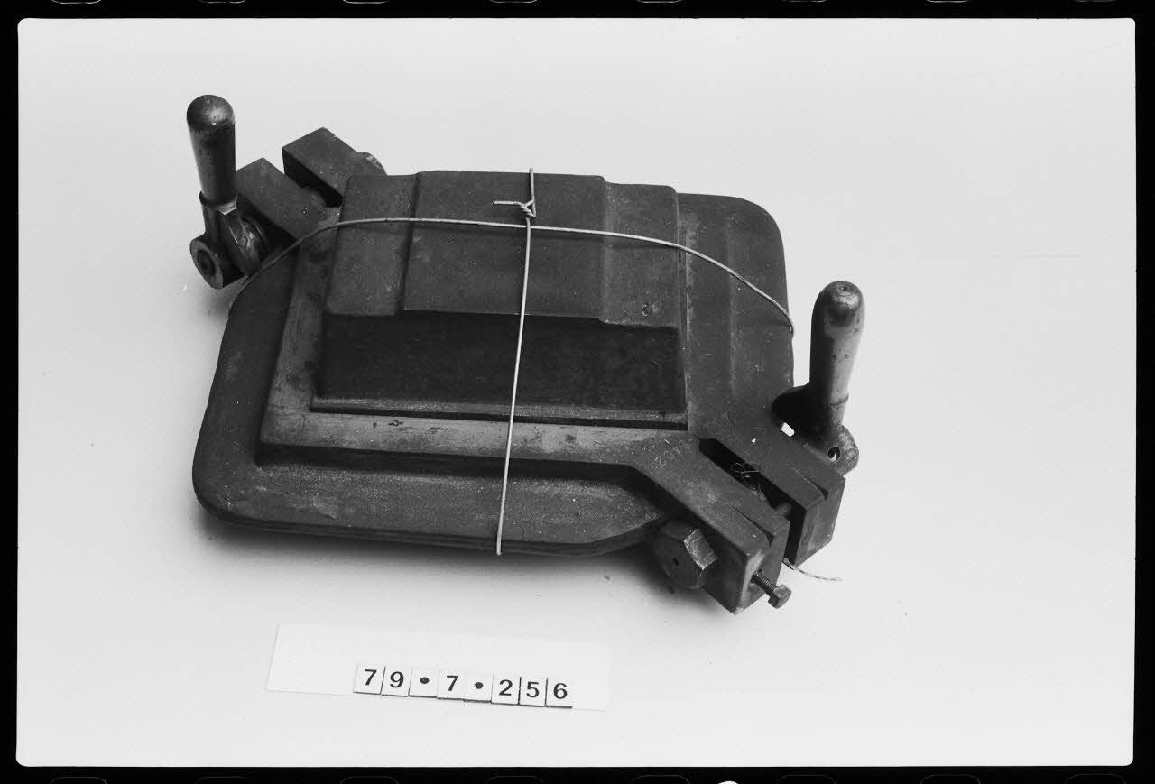 photographie Annexe Saint-Riquier. Outillage spécialisé pour la production de carreau de céramique : moule à carreaux Ph.1979.1.1731 Photo