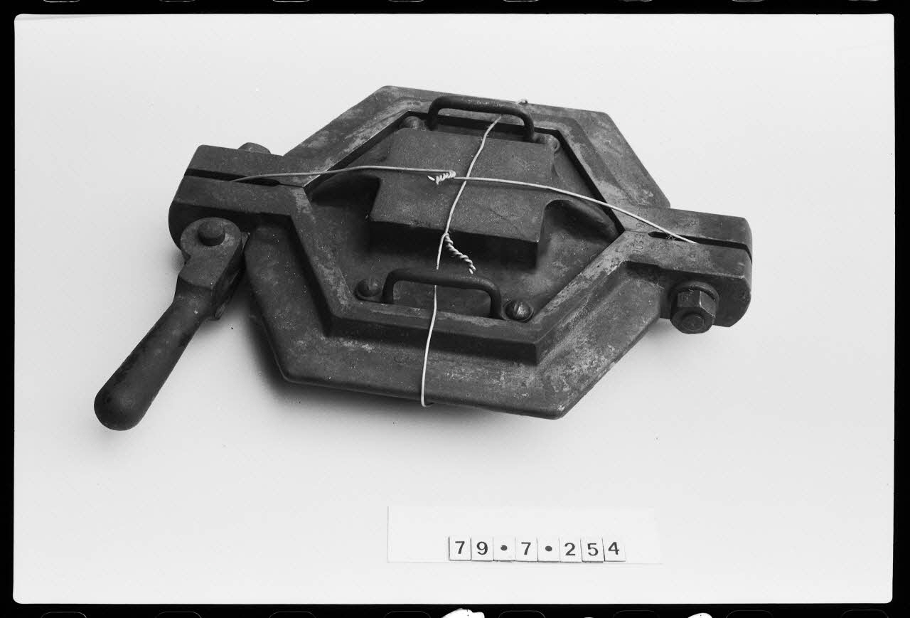 photographie Annexe Saint-Riquier. Outillage spécialisé pour la production de carreau de céramique : moule à carreaux Ph.1979.1.1732 Photo
