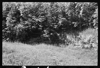 photographie Intérieur d'un chalet : cheminée et bois Ph.1979.10.364 Photo