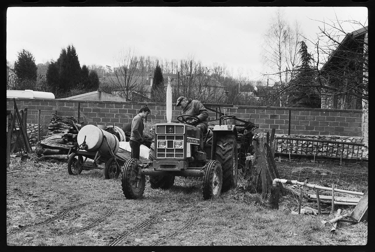 photographie Enlèvement de la moissonneuse accrochée au tracteur Ph.1979.39.23 Photo