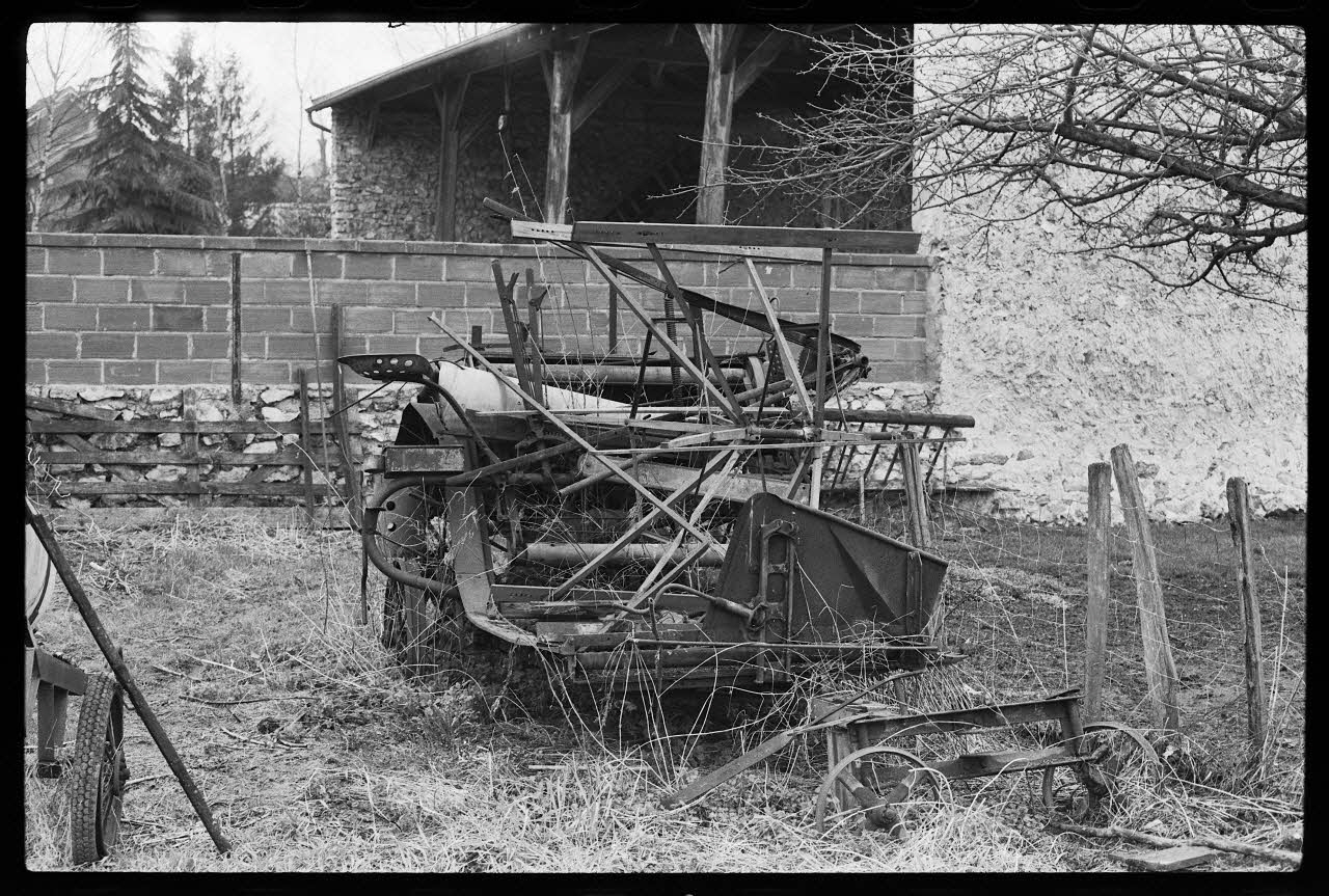 photographie Moissonneuse mécanique mise en réserve dans le jardin Ph.1979.39.4 Photo