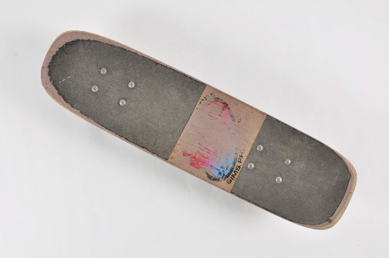 Sims ; Tracker Trucks skateboard Pro model "Pierre-André Senizergues" Etats-Unis 1986 2002.61.1 Photo Mucem