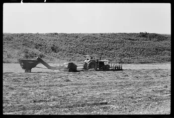 photographie Fenaison avec moissonneuse motorisée à Saint-Jean-le-Froid Ph.1979.45.40 Photo