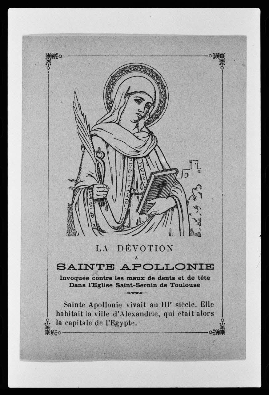 photographie Imagerie religieuse : sainte Apolline invoquée contre les maux de dents et de tête. Noir et blanc. 20è siècle Ph.1979.111.12 Photo