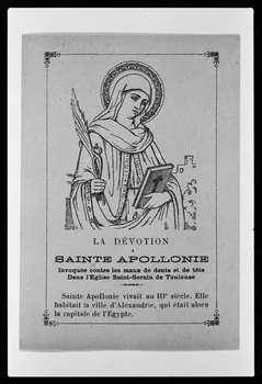 photographie Imagerie religieuse : sainte Apolline invoquée contre les maux de dents et de tête. Noir et blanc. 20è siècle Ph.1979.111.12 Photo