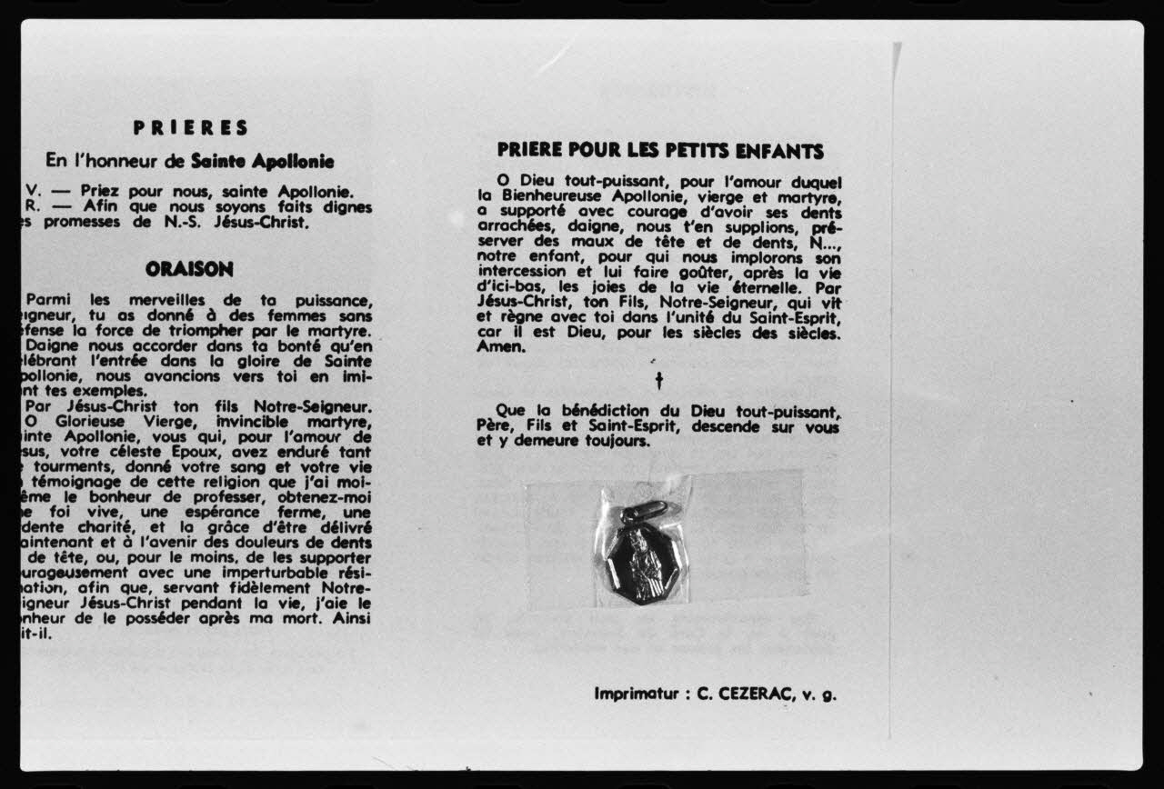 photographie Prière de guérison : sainte Apolline invoquée contre les maux de dents et de tête. Noir et blanc imprimée par C. Cezerac Ph.1979.111.14 Photo