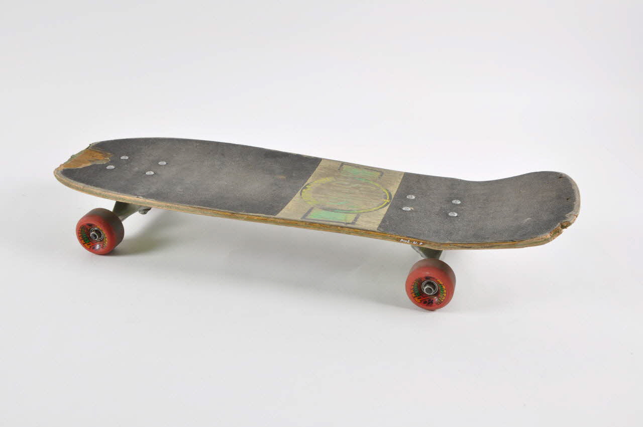 Sims ; Schmitt Stix skateboard Pro model "Pierre-André Senizergues" Etats-Unis 1987 2002.61.7 Photo Mucem