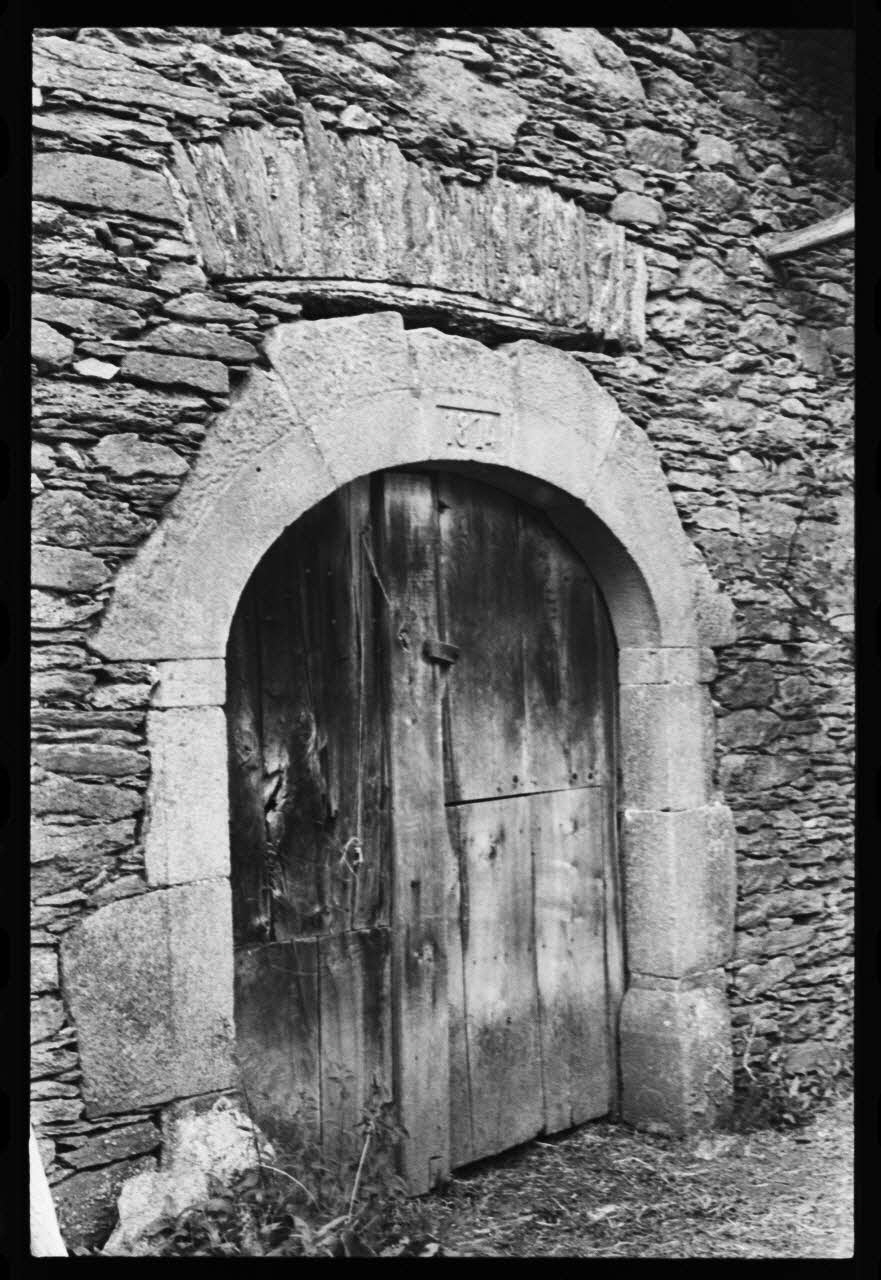 photographie Linteau d'un portail daté de 1874 Ph.1979.45.160 Photo