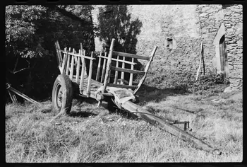 photographie Charrette rudimentaire à deux roues montées sur pneus Ph.1979.45.440 Photo