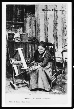 photographie Carte postale. Femme en costume avec dévidoir vers 1910 Ph.1979.48.3 Photo
