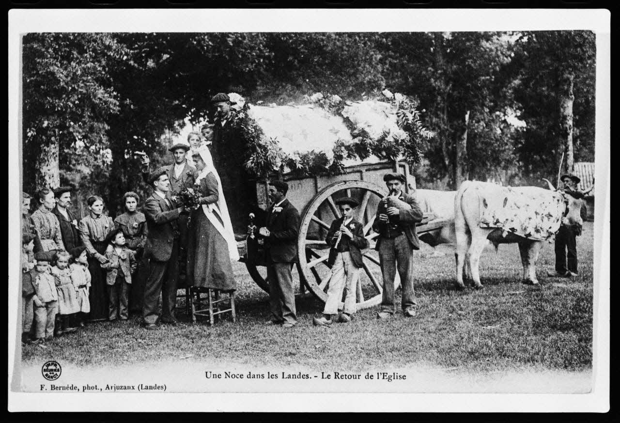 photographie Carte postale. Coutumes et croyances des noces : char fleuri avec mariés en costume Ph.1979.48.4 Photo