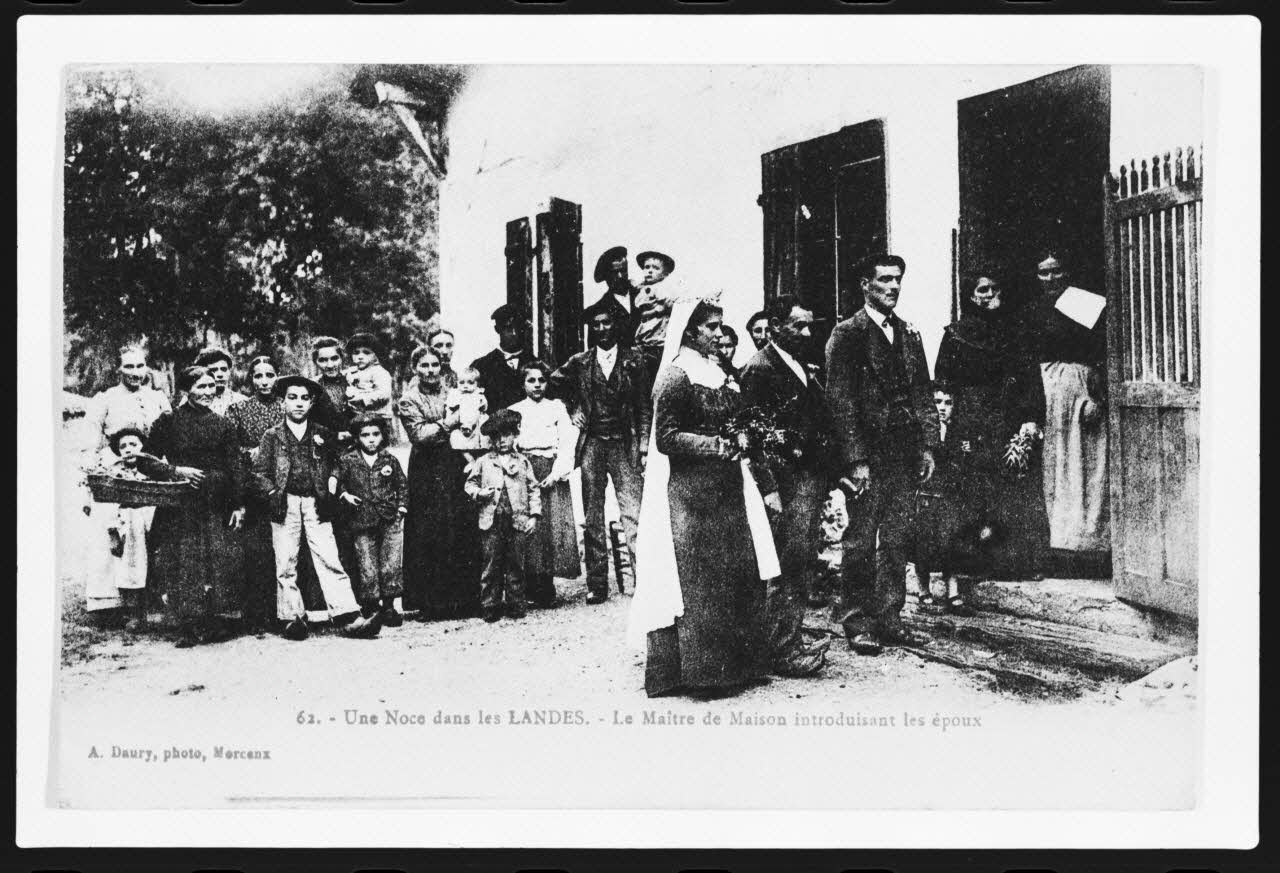 photographie Carte postale. Coutumes et croyances des noces : le maître de maison introduit les époux Ph.1979.48.5 Photo
