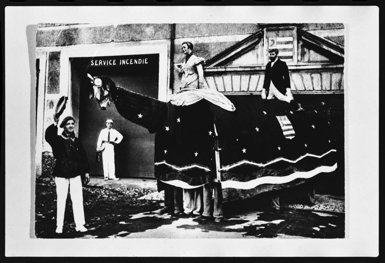 photographie Carte postale. "Le Poulain". Fête locale et régionale avec personnage et animal mythique Ph.1979.54.4 Photo